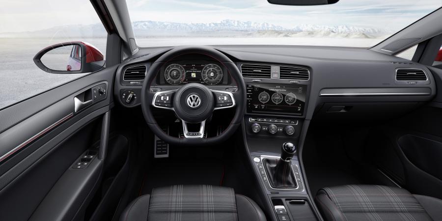Торпедо Volkswagen Golf GTI 3-Door 2017 года  (UK) (фото 3 из 33)
